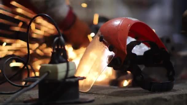 Optagelser Beskyttende Svejser Maske Mand Med Rundsaven Skære Metal Baggrunden – Stock-video