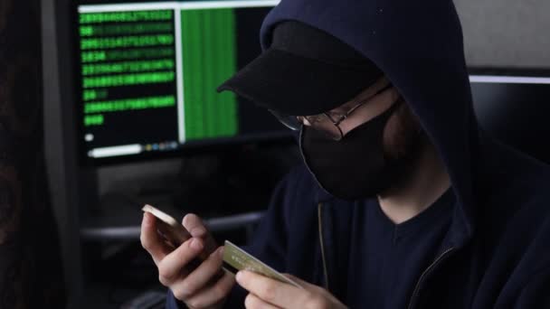 Хакер Черном Костюме Капюшоном Работающий Компьютерах Телефоне Платежной Карте — стоковое видео