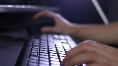 Adam mesaj yazıyor, bilgisayar üzerinde çalışıyor, klavyeye yazıyor, modern iş.