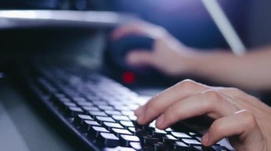 Adam mesaj yazıyor, bilgisayar üzerinde çalışıyor, klavyeye yazıyor, modern iş.