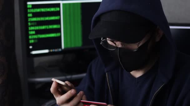 Хакер Черном Костюме Капюшоном Работающий Компьютерах Телефоне Платежной Карте — стоковое видео