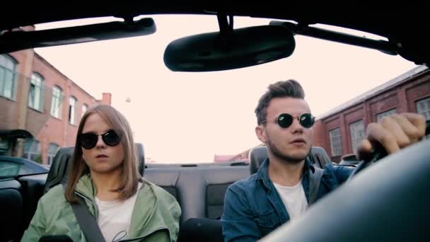 Młoda Para Podróżuje Latem Kabrioletem Podróżuje Samochodem — Wideo stockowe