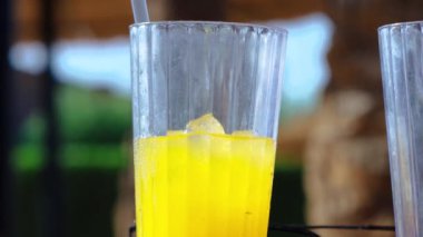 Buzlu portakal suyu, yazın bardakta karıştır.