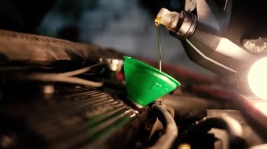 Motor yağını doldurmak, araba bakımı..