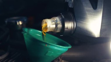 Motor yağını doldurmak, araba bakımı..