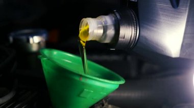 Motor yağını doldurmak, araba bakımı..