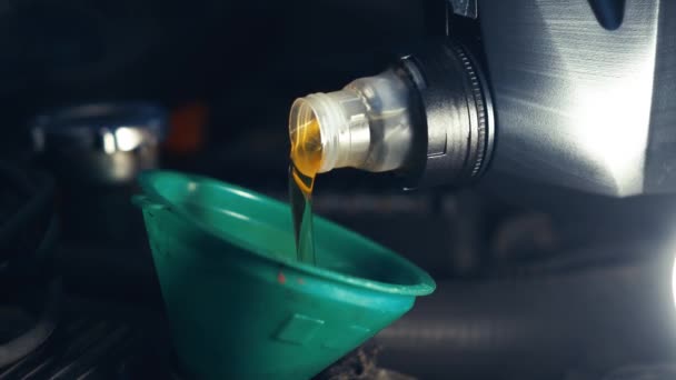 将发动机机油灌入发动机 汽车维修 — 图库视频影像