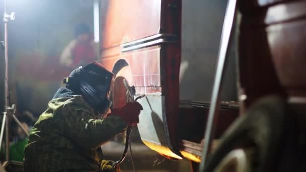 男焊工通过焊接来修理汽车车身 以代替卡车上的货仓 — 图库视频影像