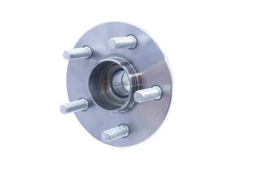 Beyaz izole edilmiş arka planda karın kasları olan yeni araba tekerleği merkezi