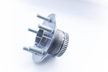 Beyaz izole edilmiş arka planda karın kasları olan yeni araba tekerleği merkezi