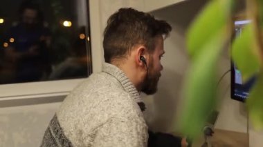 Evde mikrofon kayıt sesi ve podcast konseptiyle bir adam var..