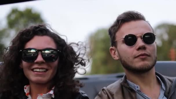 Casal Óculos Sol Montar Conversível Verão Amigos Viajam Carro — Vídeo de Stock