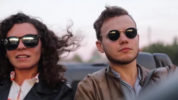 Güneş Gözlüklü Çift Yazın Üstü Açık Bir Arabaya Biner Arkadaşlar — Stok video