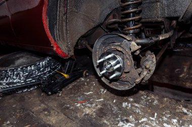 Garajda araba tekerleği değiştirme