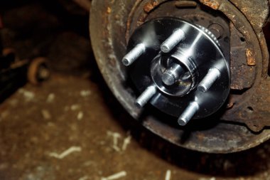 Garajda araba tekerleği değiştirme