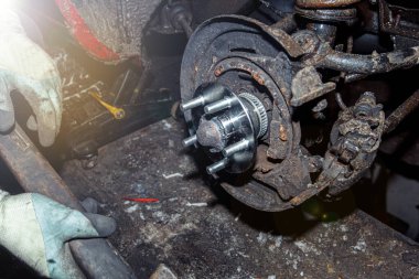 Garajda araba tekerleği değiştirme