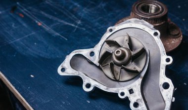 Kullanılmış otomobil parçaları, soğutucu pompası ve tekerlek merkezi. Araba tamiri kavramı.