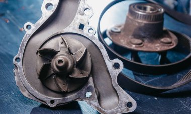 Kullanılmış otomobil parçaları, soğutucu pompası ve tekerlek merkezi. Araba tamiri kavramı.