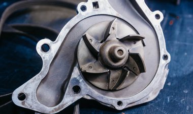 Bir araba motoru ve sürüş kemerinin su pompasını değiştirme kavramı.