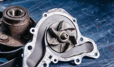 Kullanılmış otomobil parçaları, soğutucu pompası ve tekerlek merkezi. Araba tamiri kavramı.