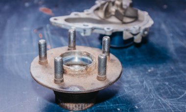 Eski paslı gövde ve tekerlek yatağını değiştirme konsepti, araba sökülmesi.