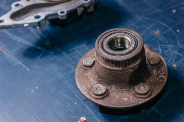 Eski paslı gövde ve tekerlek yatağını değiştirme konsepti, araba sökülmesi.