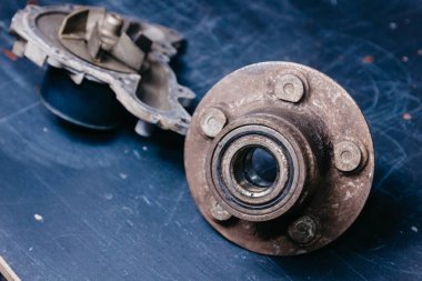 Eski paslı gövde ve tekerlek yatağını değiştirme konsepti, araba sökülmesi.