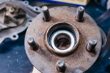 Eski paslı gövde ve tekerlek yatağını değiştirme konsepti, araba sökülmesi.