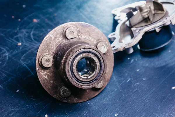 Eski paslı gövde ve tekerlek yatağını değiştirme konsepti, araba sökülmesi.