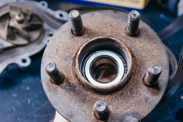 Eski paslı gövde ve tekerlek yatağını değiştirme konsepti, araba sökülmesi.