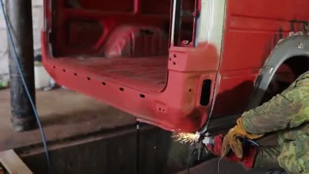 Людина Подрібнює Зварні Шліфувальні Машини Концепція Ремонту Кузова Автомобіля — стокове відео