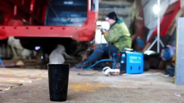 Teplý Nápoj Čaj Nebo Káva Termohrnku Pozadí Dělníků Továrny — Stock video