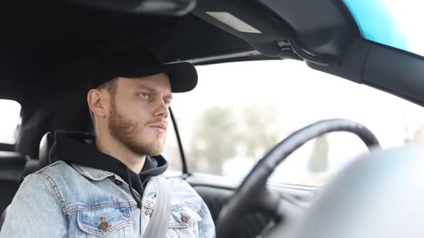 Hombre Conductor Una Gorra Está Conduciendo Coche Hablando Bluetooth — Vídeos de Stock