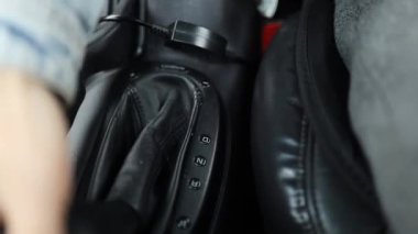 sürücü araçtaki otomatik iletim seçicisini değiştirir.