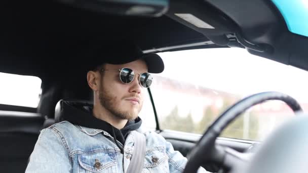 Männlicher Fahrer Mit Baseballkappe Und Sonnenbrille Fährt Auto — Stockvideo