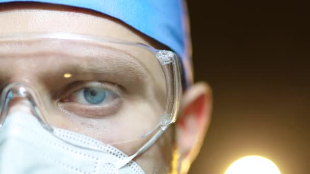 Man Läkare Kirurg Glasögon Och Mask Närbild Ögon Titta Noga — Stockvideo