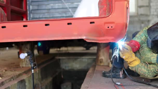 车间的男性焊工修理汽车车身焊接 — 图库视频影像
