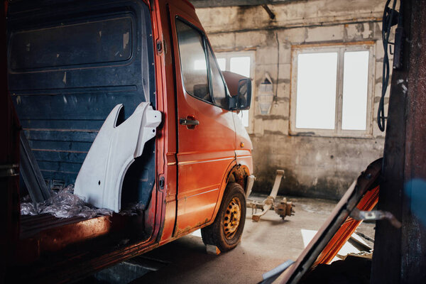 восстановление и ремонт кузова грузовика, сварка и замена частей тела.