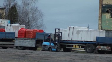 Yükleyici silikat bloklu bir kamyon boşaltır.