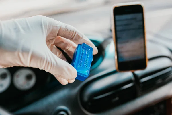 OBD2 tarayıcısı ile araç kontrol sisteminin tanıları