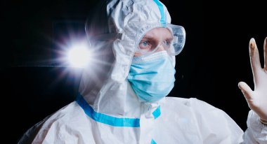 Koronavirüs salgınıyla savaşmak için üniformalı bir erkek epidemiyoloji uzmanı..