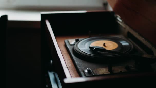 ヴィンテージレトロ蓄音機レコードプレーヤー 木製の音楽 — ストック動画