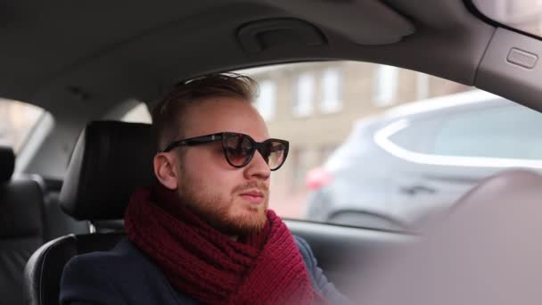 Conductor Masculino Moda Gafas Sol Abrigo Paseos Coche — Vídeo de stock