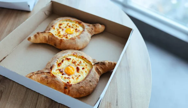 Khachapuri Uma Caixa Papelão Entrega Prato Apetitoso Adjara Com Ovos — Fotografia de Stock