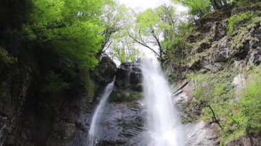 Gürcistan dağlarında bir şelaleye su dökülüyor..