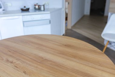 Beyaz mutfak arka planında sağlam ahşap masa