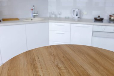 Beyaz mutfak arka planında sağlam ahşap masa