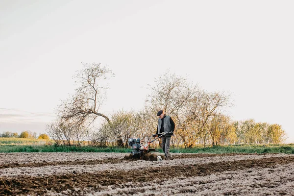 Muž Farmář Chůzí Traktor Obdělává Půdu Pluhem Večerních Hodinách — Stock fotografie