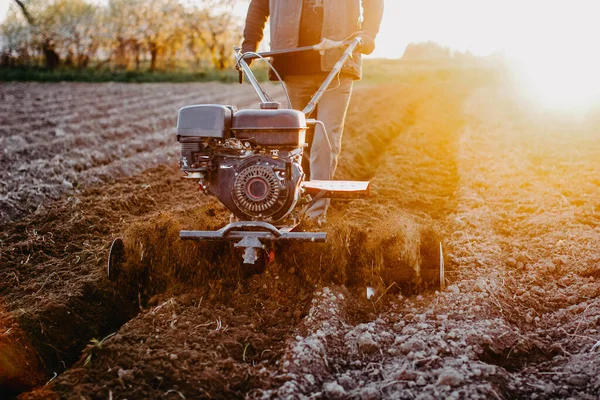 Lavorare Con Trattore Walk Nel Campo Una Fattoria Casa Arare — Foto Stock