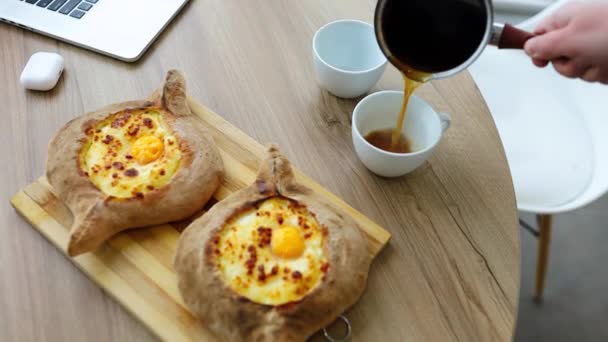 Deux Khachapuri Deux Tasses Café Plat Cuisine Géorgienne Sur Une — Video